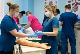 Galeria | WUMed | Ćwiczenia w pracowniach pielęgniarstwa | Zdjęcie: 18