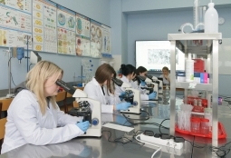 Galeria | WUMed | Pracownie biochemii i mikrobiologii | Zdjęcie: 2