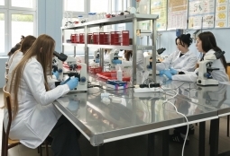 Galeria | WUMed | Pracownie biochemii i mikrobiologii | Zdjęcie: 8
